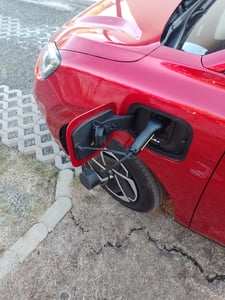 Cargador portátil para vehículos eléctricos JUNSUN, 11 kW, 16A, trifásico, con conector Tipo 2, cable de 4 metros y conector CEE16A de 5 pines, compatible con IEC62196-2 e IP67 Foto del cliente 3