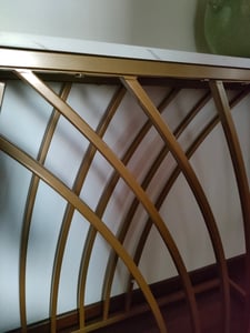 COSTWAY Tavolo consolle stretto, tavolo da corridoio effetto marmo, tavolino con struttura geometrica in metallo, tavolo da divano moderno 120 x 30 x 80 cm, per soggiorno, corridoio, ingresso Foto del cliente 1