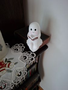 Halloween Geisterstatue Nachtlicht,Niedliche Bücher Geisterleselampe,Halloween-Dekoration,3D-LED-Nachtlicht für Schlafzimmer,Party,Regal (Groß-21cm) Kunden-Foto 2