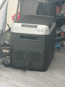 Chladicí box VEVOR s kompresorem, 25 l, přenosná autochladnička s nastavitelnou teplotou a ovládáním přes aplikaci, chladnička 12/24 V DC a 100–240 V AC pro outdoorové kempování, cestování a karavany Fotografie od zákazníka č. 3