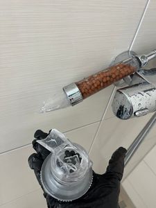 Wassersparender Duschkopf mit Mineralsteinen, Duschbrause mit 3 Wasserstrahl-Einstellungen, Druckerhöhender Sparduschkopf mit Filter-Funktion für weiches Wasser Kunden-Foto 1