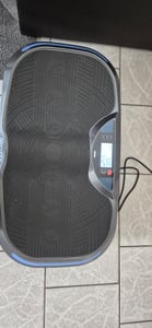 Gymtek® Vibrationsplatte Vibrotrainer - bis 180kg - 5 Ausbildungsprogramme, 99 Stufen - 2 Expanderbänder - Bluetooth, Fernbedienung, LCD, Lautsprecher Kunden-Foto 2