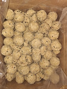 Futterbauer Meisenknödel 200 Stück ohne Netz, Hochwertige Meisenknödel für Wildvögel, ca. 90 g je Knödel, mit Vitaminen & Fetten Kunden-Foto 10