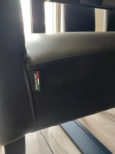 t m c s Tommychairs - Sada 4 moderných stoličiek LUISA do kuchyne a jedálne, robustná konštrukcia z lakovaného bukového dreva bielej farby, čalúnené a potiahnuté bielou imitáciou kože Fotografia od zákazníka č. 1