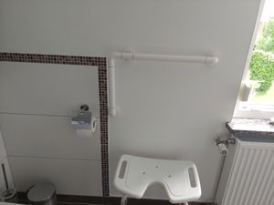 Fiqops Haltegriff dusche Aus Edelstahl Rutschfester L-FöRmiger Fluoreszierender Haltegriff Wandgriff Wandmontage bis zu 200KG Für Badewanne Schlafzimmer Treppengeländer 60*40cm Weiß Kunden-Foto 1