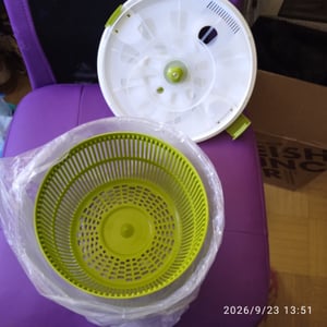 Salatschleuder 5L Salad Spinner Mit Deckel Salatschleudern Salatschüssel Gemüsetrockner Zum Waschen und Trocknen von Salaten Gemüse und Obst Kunden-Foto 2