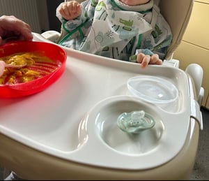 JOIEYOU Kinderstoel, babystoel, inklapbaar, kinderstoel voor het eten, met 5-punts veiligheidsgordel, dubbel dienblad en 4 wielen, verstelbare eetstoel, grijs Klantenfoto 3
