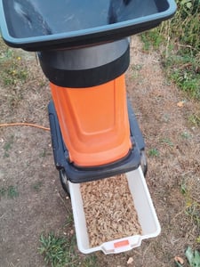 COSTWAY Broyeur de jardin 3000 W, épaisseur de coupe 45mm, broyeur de jardin électrique avec roues & bac de ramassage 50 L, broyeur à couteaux filaire, broyeur vert Photo du client 1