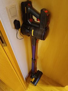 Ich bin sehr zufrieden mit dem Staubsauger . Der Akku ist auch perfekt , er reicht um 72 Quadratmeter mit voller Kraft zu staubsaugen .