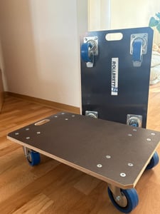 Rollbrett24® Expert – Transportroller 60x40 cm – 850 kg Traglast – 360° kugelgelagerte Rollen & Rutschhemmende 15 mm Siebdruckplatte – Möbelhund Umzug Kunden-Foto 2