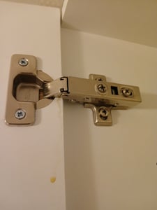 set di 4 cerniere con chiusura softclose (nuove) per Besta (Ikea) con 4 cerniere e 16 viti Foto del cliente 1