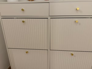Zapatero Flieks con 4 puertas abatibles, 2 cajones, pomos de metal y patas de metal, diseño estrecho, ideal para pasillos y dormitorios, color blanco Foto del cliente 1