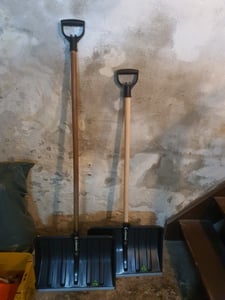 2 x Schneeschieber schwarz 45cm breit Schneeschaufel Holzstiel ergonomisch Kunden-Foto 1