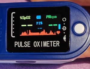 Pulsoximeter für den Finger zur Pulsmessung und Sauerstoffsättigung FÜR DEN FINGER Kunden-Foto 5