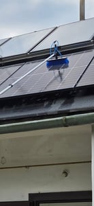 Spazzola telescopica VEVOR per pannelli solari, kit di pulizia fotovoltaica con asta telescopica in alluminio da 2-10 m, tubo di alimentazione dell'acqua da 20 m, spazzola girevole a 180°, raschietto e dispenser di sapone, kit di pulizia per impianti solari, finestre e tetti di terrazze Foto del cliente 1