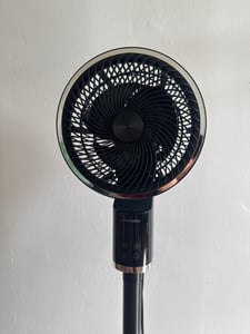 Ventilateur colonne 60 W avec télécommande, oscillation 3D, écran LED avec 3 vitesses et panneau tactile, noir Photo du client 1