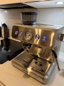 HAUSPROFI Siebträgermaschine mit Mahlwerk, All-in-One Espressomaschine 15 Bar, mit Milchaufschäumer, PID & Manometer, 2,8L Wassertank Kunden-Foto 2