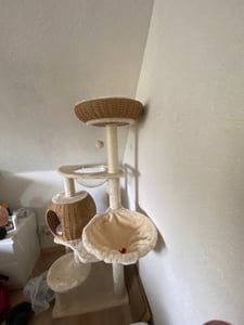 Yaheetech Kratzbaum Katzenkratzbaum 137,5cm Rattan Katzenbaum Stabiler Kletterbaum mit Katzenhaus waschbare Kissen Korb Sisalstämme Beige Kunden-Foto 1