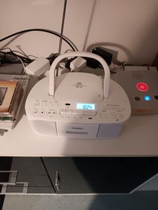 MEDION E65010 Stereoradio (CD-Player, Kassette, USB Anschluss, AUX Audioeingang, MP3-Widergabe. UKW PLL Radio,40 Senderspeicher, Batteriebetrieb, Fernbedienung) blau Kunden-Foto 1