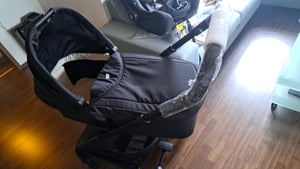 Joie Chrome2 Trio Raven Complete 3-in-1 Set – inkl. i-Snug2 i-Size Babyschale, Adapterset & Regenverdeck, umkehrbarer Sitz, 5-Punkt-Gurt, Cashew Kunden-Foto 1
