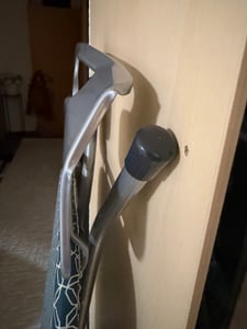 KADAX Bügelbrett mit hitzebeständiger Bügeleisenablage, Robuster Bügeltisch mit stabilen Beinen (Grün) Kunden-Foto 5