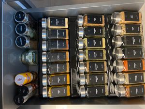 2er Set Verstellbares Gewürzregal für Schublade mit 24 luftdichten Gewürzgläser mit Bambusdeckel, 280x Etiketten  - Deco Haus Kunden-Foto 5