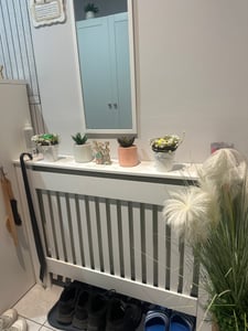 Copritermosifone Toboli bianco 112 x 19 x 82 cm, copritermosifone in MDF, rivestimento in legno per termosifoni con aspetto a doghe Foto del cliente 1