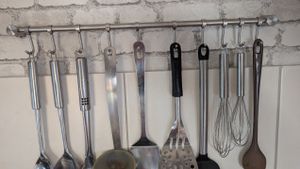 Intirilife Barre de suspension de cuisine en acier inoxydable avec 10 crochets - Barre de suspension de cuisine Support mural Photo du client 1