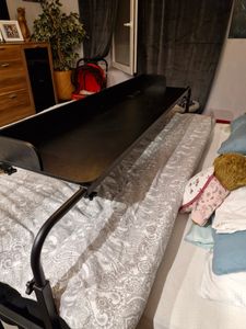 SucceBuy Mobiler Überbetttisch mit Rollen und Steckdose, höhenverstellbarer Laptop-Tisch aus Spanplatte für Zuhause, Büro und Arbeitszimmer, Schwarz Kunden-Foto 2