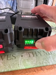 Akku-Heckenschere mit Teleskopstange 3000 U/min, 600W,270cm Reichweite,6mm Schnittstärke,mit 2akku,52cm Doppelklinge,90° drehbarer Kopf für Garten Kunden-Foto 2