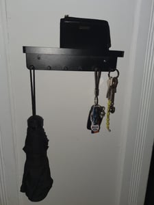 Schlüsselbrett mit Ablage, Modern Schlüsselboard Schwarz Selbstklebend Schlüsselhalter ohne Bohren, Schlusselhanger Schlüssel Aufbewahrung Schlüsselle Kunden-Foto 1