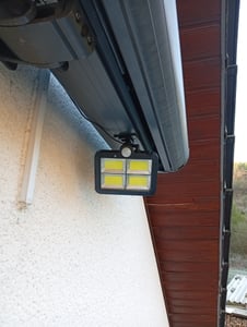 Solarleuchten Außen mit Bewegungsmelder, 74 LED Solar Strahler Außen, 360° Drehbar, 3 Modi Wandleuchte, 2400mAh Solar Außenleuchte, LED Solarlampen Kunden-Foto 1
