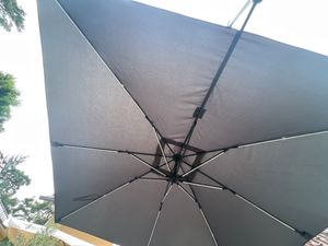 KESSER® Sonnenschirm Ampelschirm SUN XL 300 x 300 cm Inkl. Abdeckung +Windsicherung Drehbar Neigbar Kippbar Marktschirm Groß 360° Rotation, Gartenschirm mit Kurbel Sonnenschutz UV50+ Kunden-Foto 1