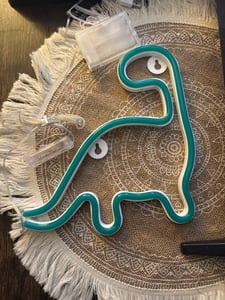 Neolia Neon Dinosaurier an der Wand - Wanddekoration, Wandlampe. Nachtlicht Leuchtreklame Schild Grün Kunden-Foto 3