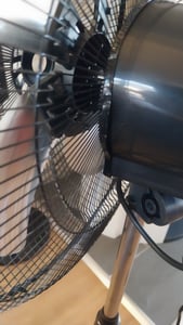 Metall Standventilator 5 Rotorblätter Ventilator Luftkühler Standlüfter 3 Stufen Oszillation Höhenverstellbar Robust 18" Zoll 45cm Schwarz Kunden-Foto 1