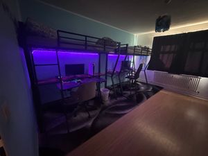 MODFU  Hochbett, 90x200cm  Kinderbett  Metallbett Jugendbett fernbedienbares Ambientelicht, Computerkonsolenablage, Schreibtisch, Steckdose+USB, Geländer, Treppe, Ohne Matratze, Weiß Kunden-Foto 3