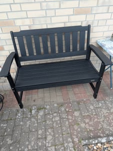 SucceBuy panchina da giardino 128 cm, design robusto con capacità di carico di 363 kg per 2-3 persone, struttura in plastica resistente agli agenti atmosferici con schienale e ampi braccioli, ideale per giardino, patio, cortile o veranda, nero Foto del cliente 1
