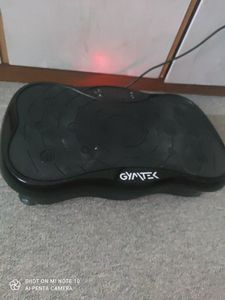 Vibračná vibračná doska Gymtek® - do 150 kg - 5 tréningových programov, 16 úrovní - 2 expanzné pásy - Bluetooth, diaľkové ovládanie, LCD - XP300 Fotografia od zákazníka č. 2