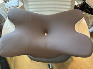 CMYbabee Nackenkissen, Orthopädisches Kopfkissen aus Memory Foam, Ergonomisches Kopfkissen gegen Nackenschmerzen mit Eisseiden Bezug, Grau Kunden-Foto 1