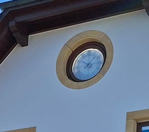 Yorbay Wanduhr 40cm Vintage-Wanduhr mit Römischen Ziffern, Leise ohne Ticken,Metall Wanduhr Große , Dekorative Wanduhr für Wohnzimmer Schlafzimmer Kunden-Foto 1
