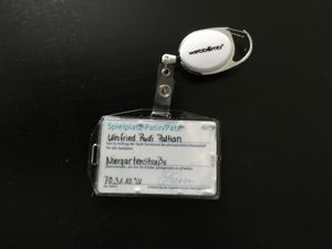 Ausweis Halter ausziehbar + Kartenhalter horizontal / vertikal Schlüssel-JoJo Lila mit reißfester Schnur & Gürtelclip Schlüsselanhänger Ausweisjojo Kunden-Foto 1