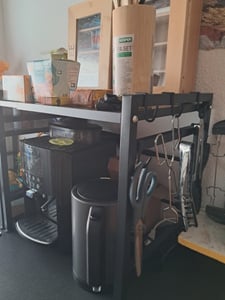 Küchenregale, Ausziehbarer Mikrowellenständer mit 6 Haken, 40-64cm ausziehbarer Mikrowellen Regal, Gewürzregal, Mikrowellenhalterung, Organizer mit 6 Haken, bis 30kg, Schwarz Kunden-Foto 6