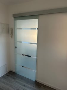 Mai & Mai Glasschiebetür komplettset Amalfi in 5-Milchglas Streifen, Griffart: Muschelgriff, BxH: 77,5x205cm, 15 mm Wandabstand, 8mm ESG-Sicherheitsglas Kunden-Foto 12