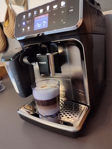 Philips 5400 Series EP5447/90 macchina da caffè completamente automatica, macchina per espresso, 1,8 litri, caffè in grani, macinino incorporato, 1500 W, nero, cromo Foto del cliente 1