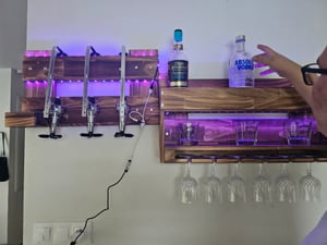 Yorbay Casier à vin avec lumière LED palette en bois flammé, bar mural avec 4 distributeurs de boissons muraux porte-bouteilles, vintage, cadeau Photo du client 1