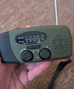 Solar radio,Selbstbetriebenes Kurbelradio mit LED-Taschenlampe,Notfallradio AM/FM Wetter Wind Up Radio, Handkurbel-Dynamo für Notladung von Smartphone Kunden-Foto 4