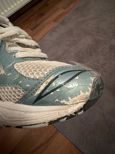 Kaufen Sie den ASICS GEL-KAYANO 14 White Fjord Grey bei Kicksshop. Sportlicher weiß-grauer Sneaker mit GEL-Dämpfung und Retro-Running-Design. Kunden-Foto 1