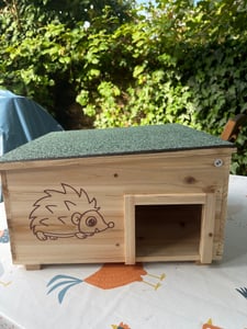 Casa grande para erizos con base de madera, refugio para erizos, cabaña para erizos, hotel para erizos. Comedero para erizos resistente a la intemperie, apto para uso durante todo el año, ideal para jardines, a prueba de gatos. Dimensiones: 38 x 38 x 22,5 cm Foto del cliente 4
