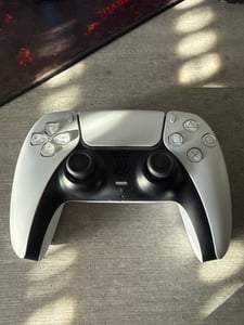 Sony Interactive Entertainment DualSense Wireless-Controller V2, Gamepad, PlayStation 5, Schaltfläche Zurück, Schaltflcähe Speicher löschen, Menü-Taste, Schaltfläche Optionen,..., Analog / Digital, RGB, Verkabelt & Kabellos Kunden-Foto 1
