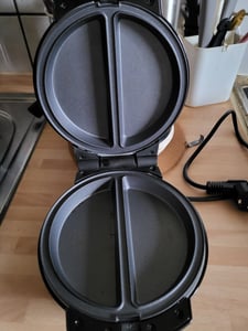 Duronic OM60 Macchina per omelette | Griglia per omelette 600W | Piastra di cottura antiaderente | Controllo automatico della temperatura | Per omelette, calzoni, tortillas Foto del cliente 2